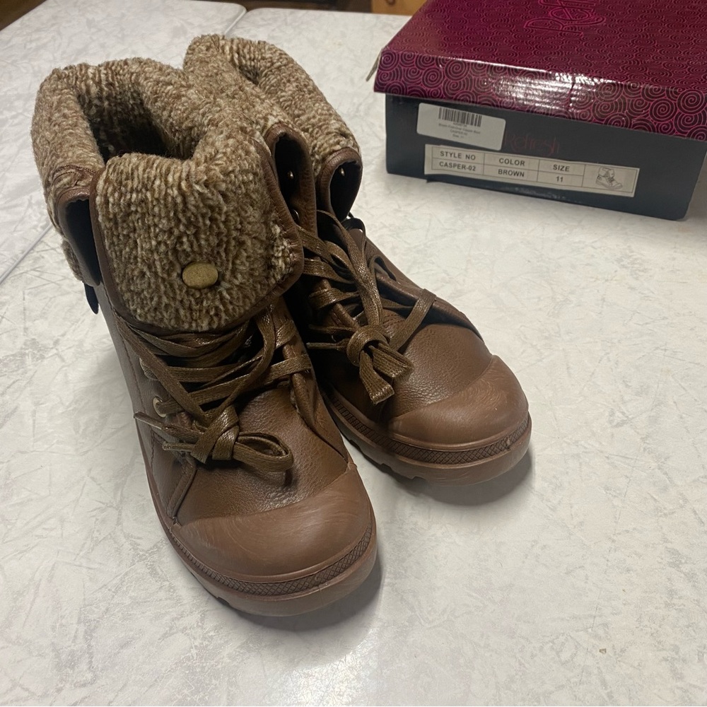 Cute Refresh Casper boots size 7.5